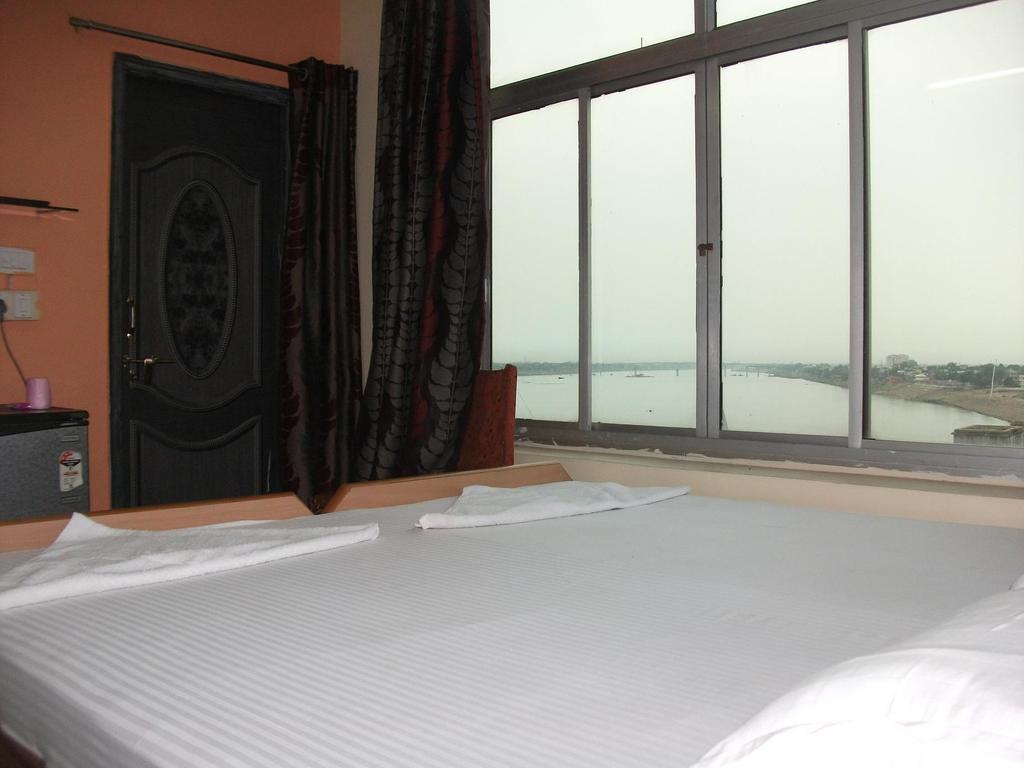 P G On Ganges Varanasi Eksteriør billede