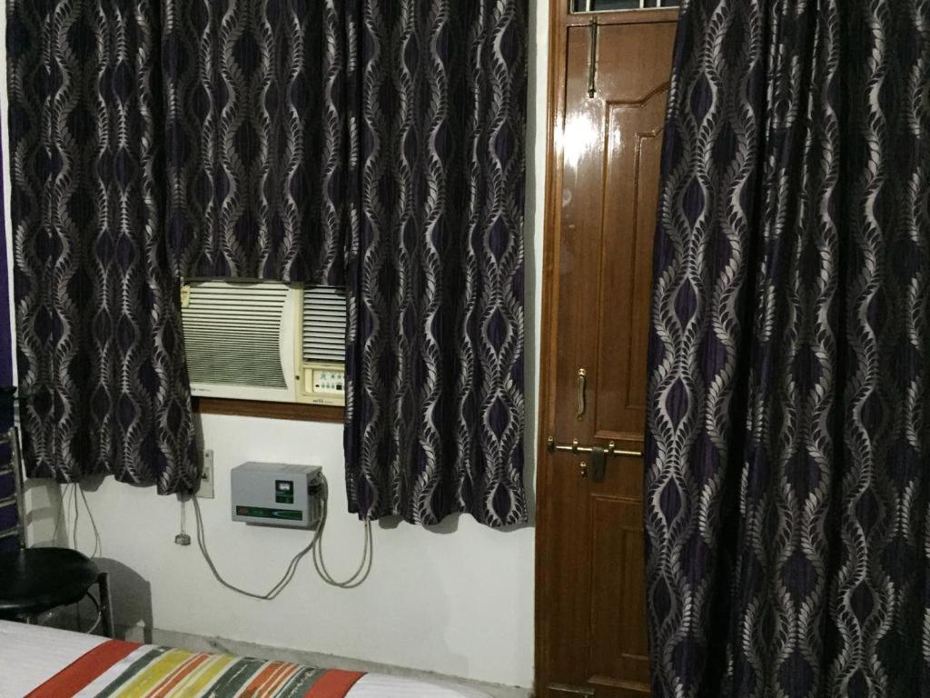 P G On Ganges Varanasi Eksteriør billede